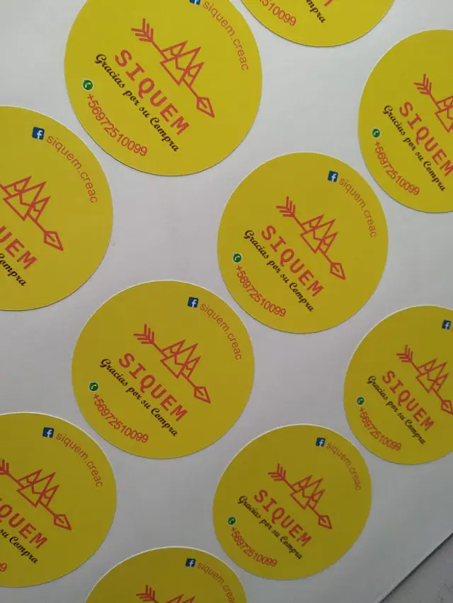100 Stickers 3,5x3,5 cms personalizados  3