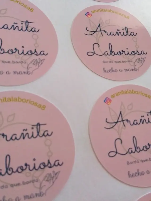 100 Stickers 3,5x3,5 cms personalizados  2