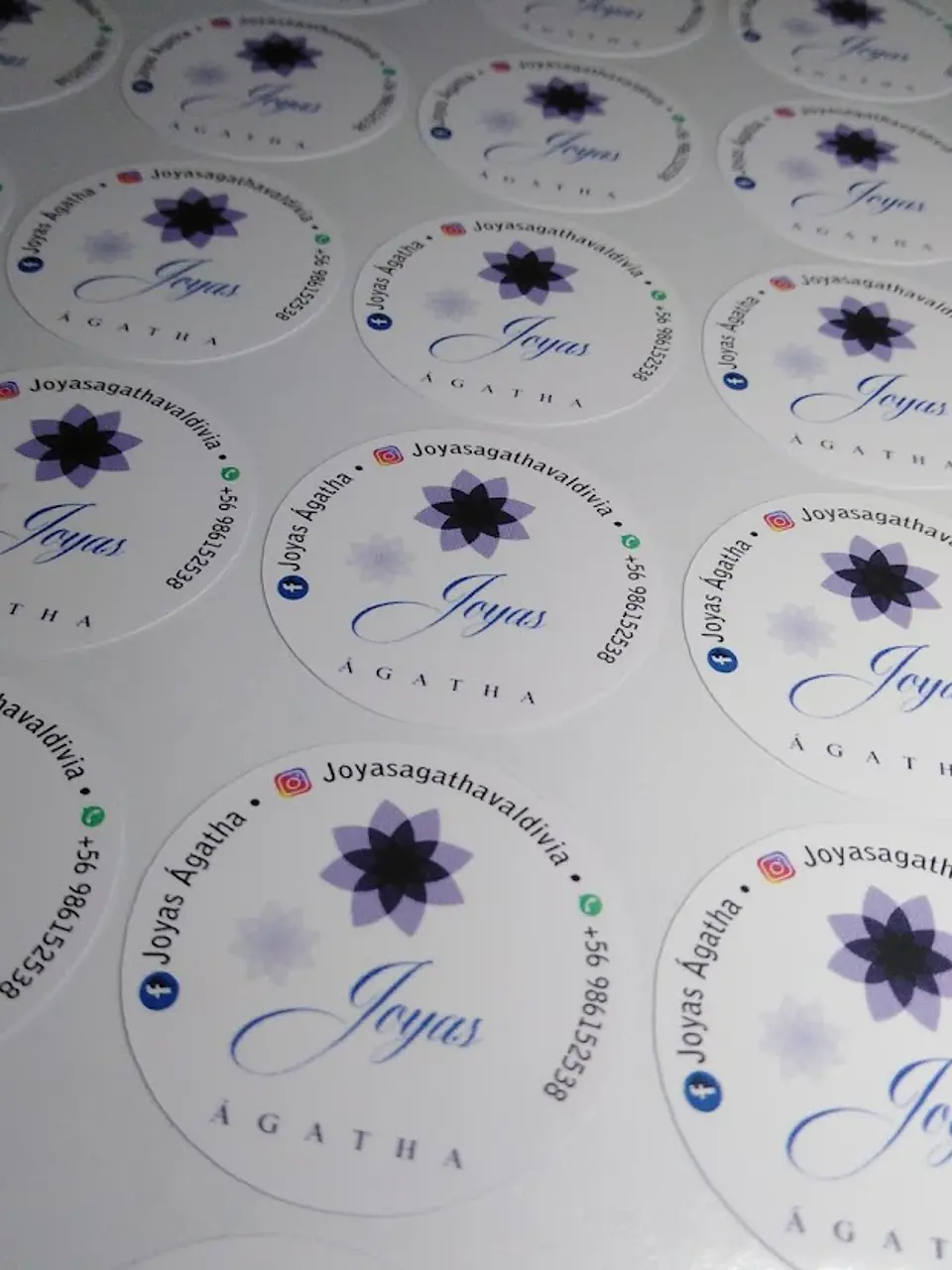 100 Stickers 3,5x3,5 cms personalizados  1