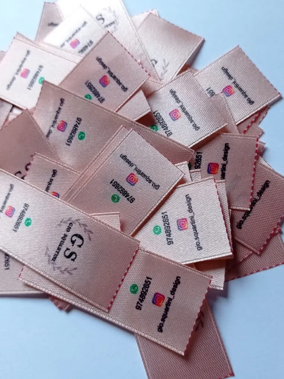 100 Etiquetas Satín 2,5x7 Cms full color cortadas y selladas 2