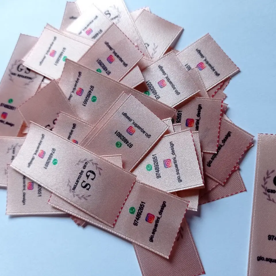 100 Etiquetas Satín 2,5x7 Cms full color cortadas y selladas. 2