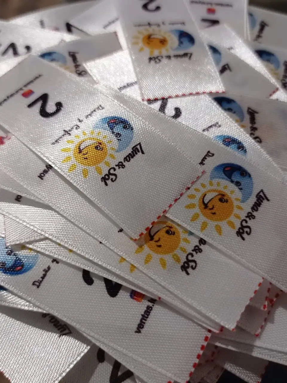 100 Etiquetas Satín 2,5x7 Cms  Personalizadas con tallas surtidas, fondo blanco 3