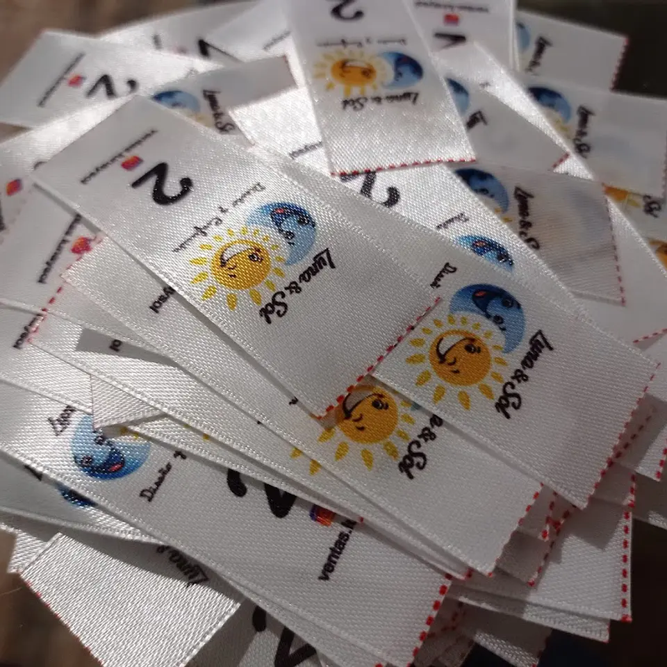 100 Etiquetas Satín 2,5x7 Cms  Personalizadas con tallas surtidas, fondo blanco 3