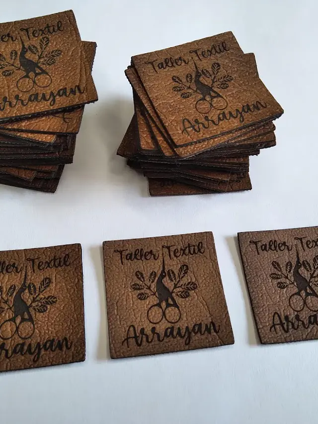Etiquetas cuadradas de 3x3 cms para ropa personalizadas con logotipo o texto 4