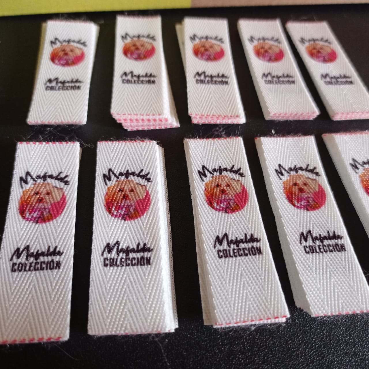 100 Etiquetas Espiga de 2 Cms Personalizadas fondo blanco, cortadas y selladas