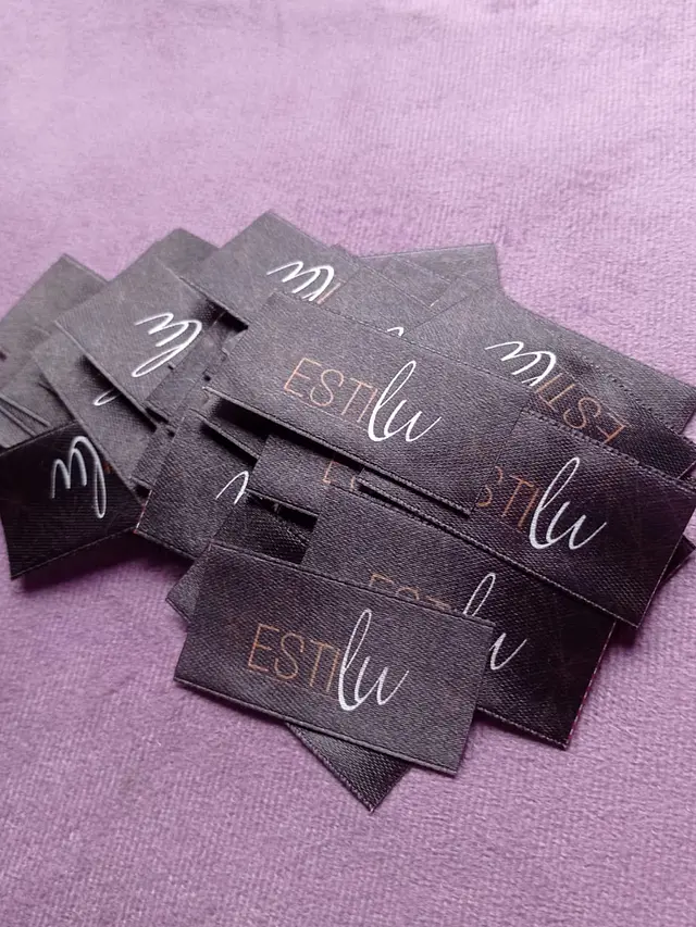 100 Etiquetas Satín 2,5x7 Cms full color cortadas y selladas 3