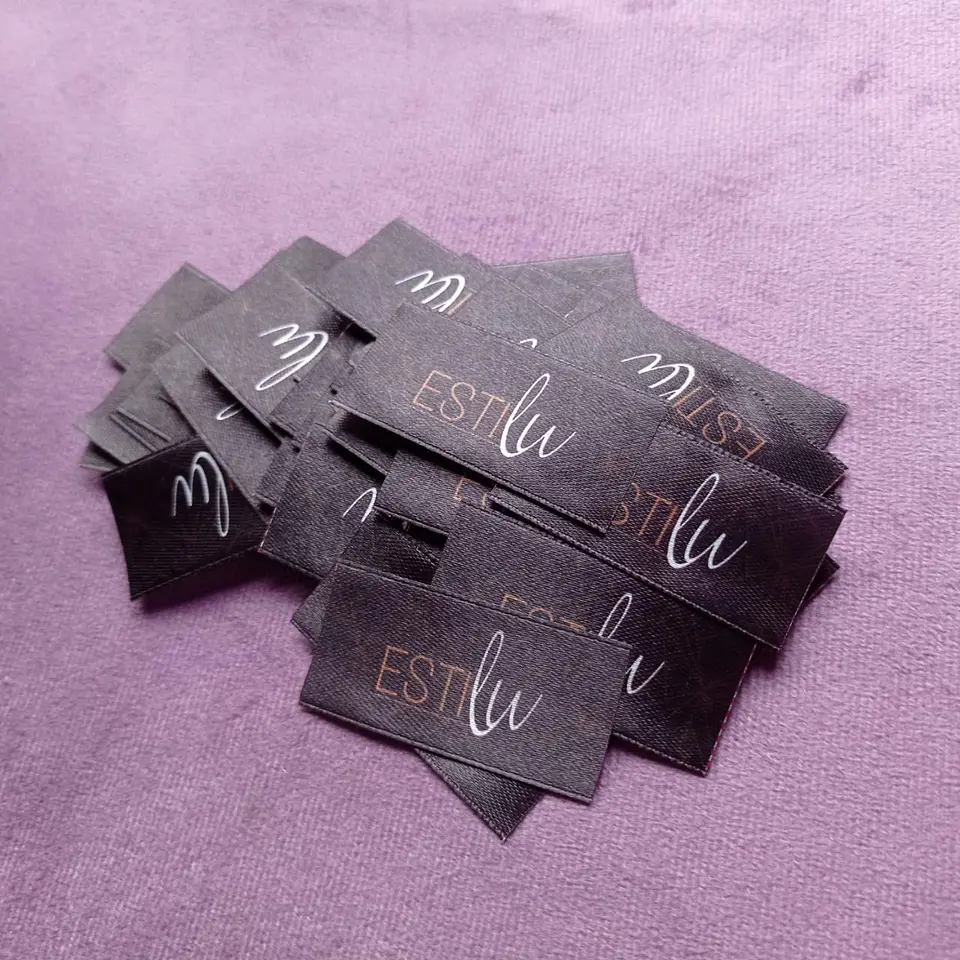 100 Etiquetas Satín 2,5x7 Cms full color cortadas y selladas. 3