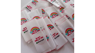 100 Etiquetas Satín 2,5x7 Cms fondo blanco, cortadas y selladas