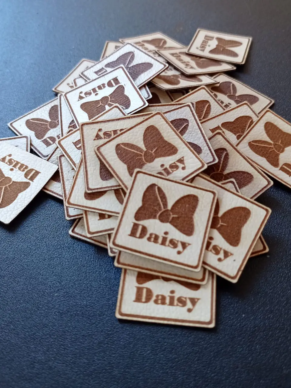 Etiquetas cuadradas de 3x3 cms para ropa personalizadas con logotipo o texto 5