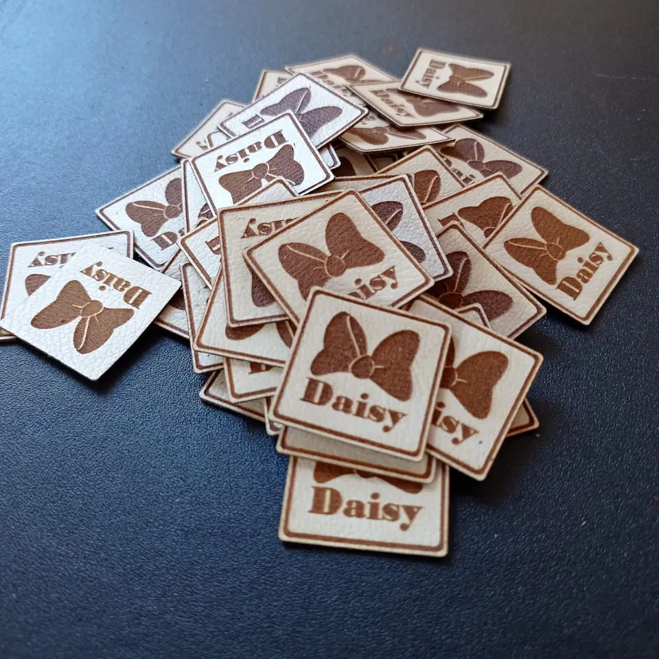 Etiquetas cuadradas de 3x3 cms para ropa personalizadas con logotipo o texto 5
