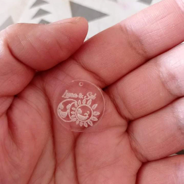 Dijes con logo personalizados 2