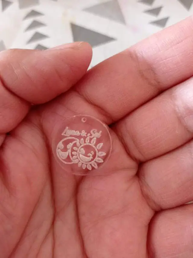 Dijes con logo personalizados 2