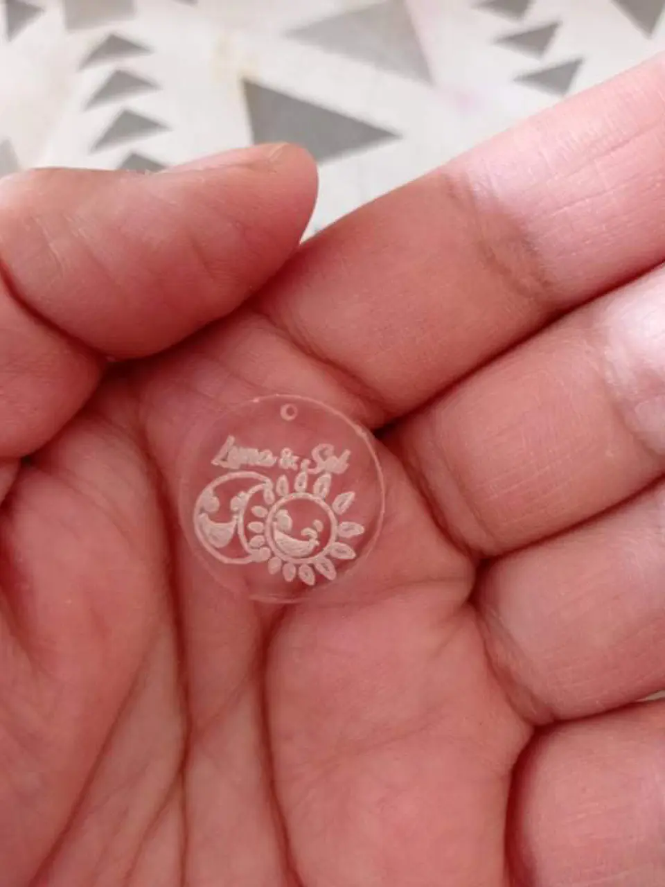 Dijes con logo personalizados 2