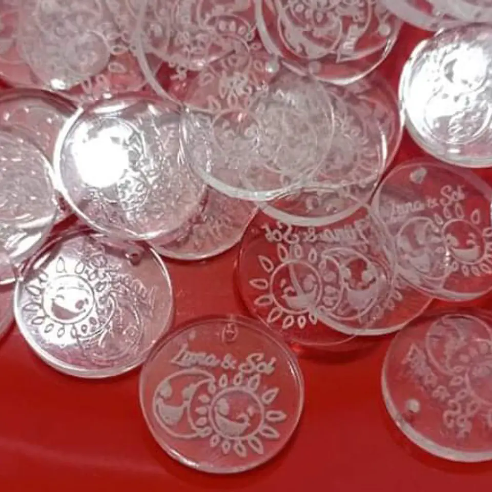 Dijes con logo personalizados 3