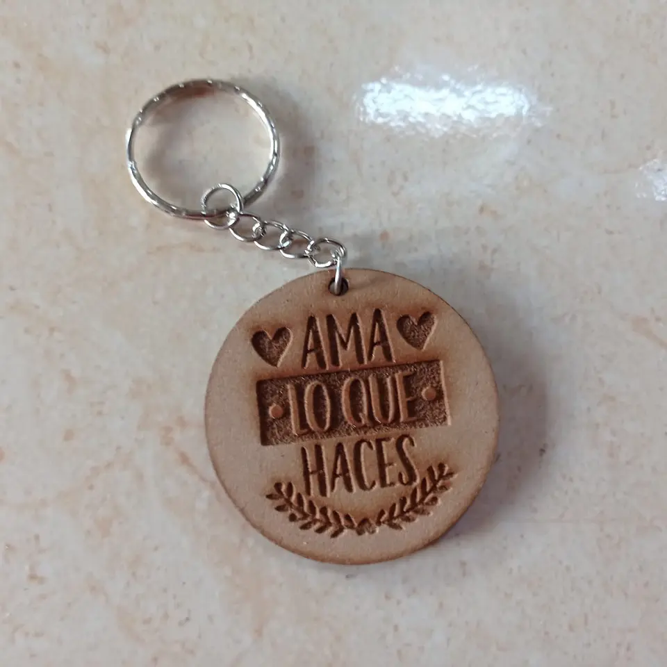 Llaveros madera corte y grabado laser personalizados 2