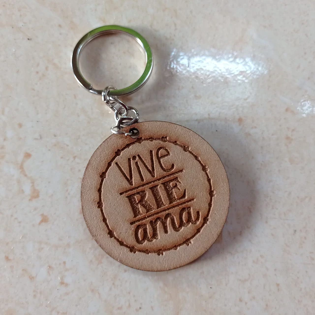 Llaveros madera corte y grabado laser personalizados 3