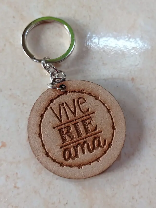 Llaveros madera corte y grabado laser personalizados 3