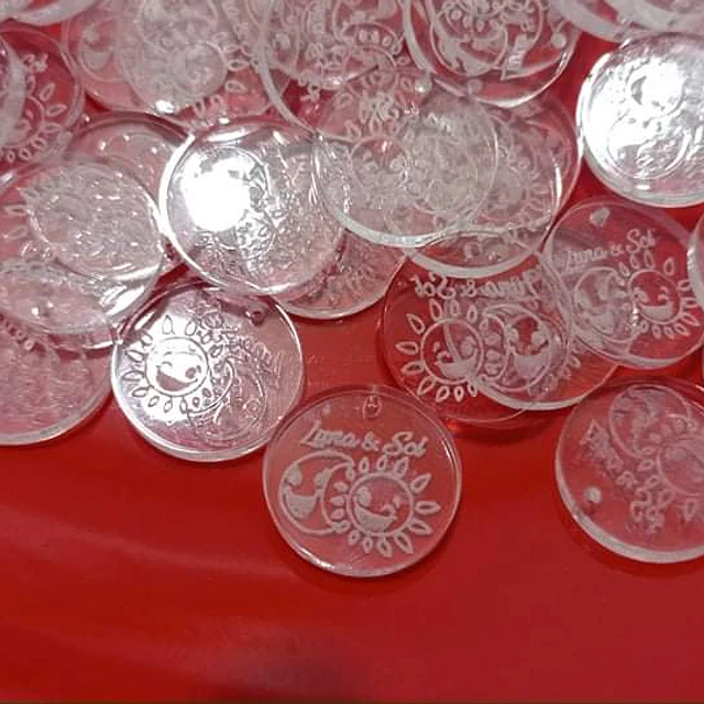 Etiquetas acrílicas 3x3 cms para ropa personalizadas con logotipo o texto 1