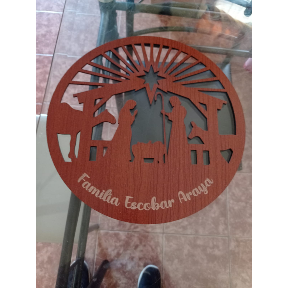 Pesebre grabado 36cms personalizado con nombre de la familia o frase color cerezo