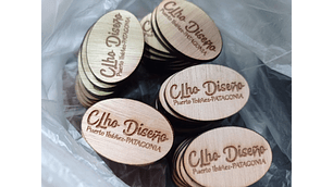 Pack 100 etiquetas madera con logo y nombre de localidad