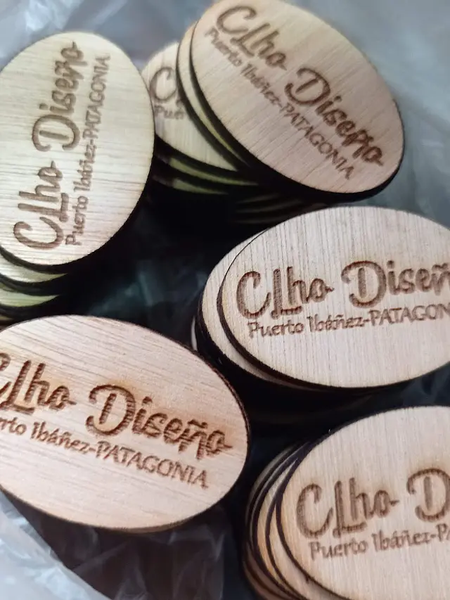 Pack 100 etiquetas 4x2 cms, madera con logo y nombre de localidad 1