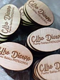 Pack 100 etiquetas 4x2 cms, madera con logo y nombre de localidad - Miniatura 1