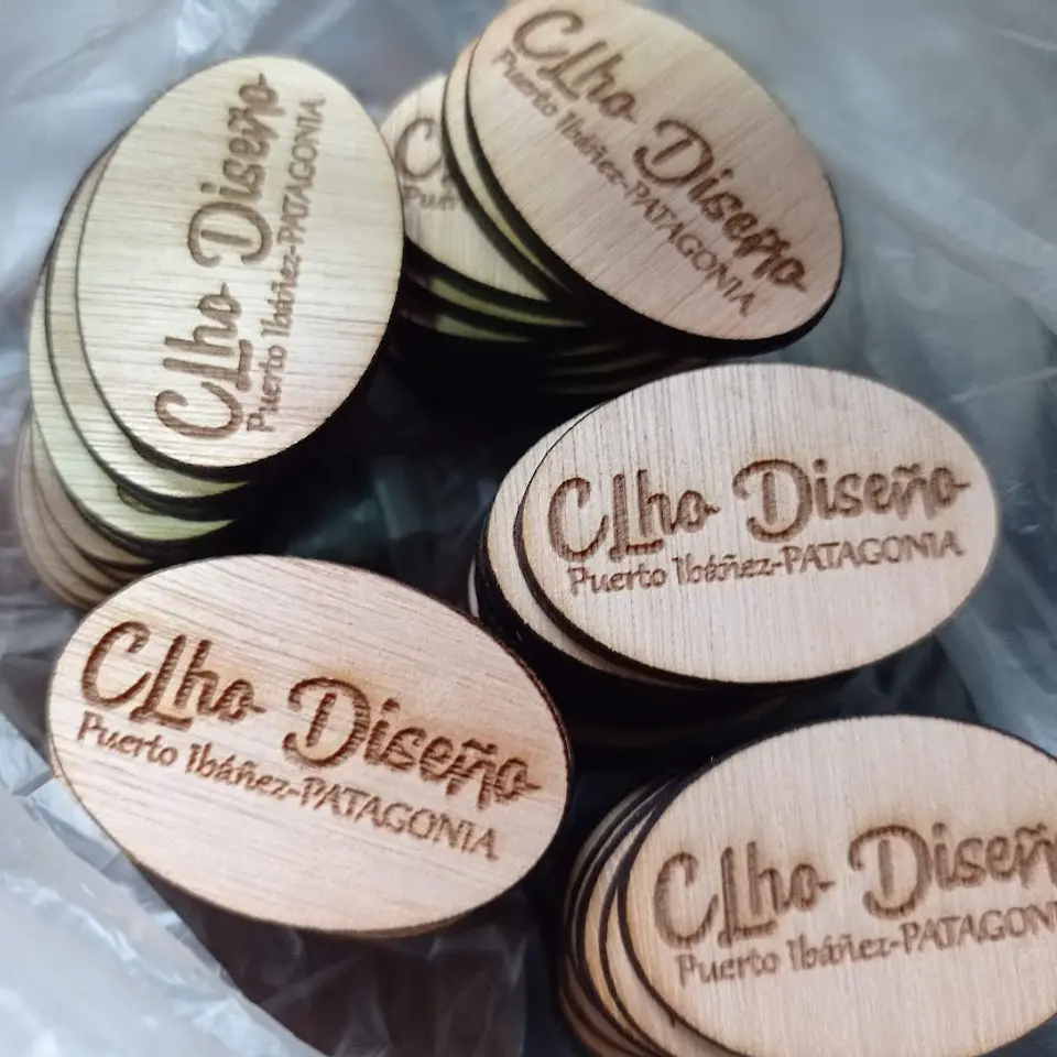 Pack 100 etiquetas 4x2 cms, madera con logo y nombre de localidad 1