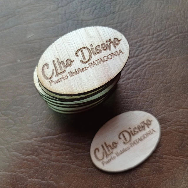 Pack 100 etiquetas 4x2 cms, madera con logo y nombre de localidad 2