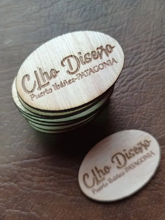 Pack 100 etiquetas 4x2 cms, madera con logo y nombre de localidad 2