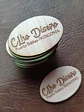 Pack 100 etiquetas 4x2 cms, madera con logo y nombre de localidad - Miniatura 2
