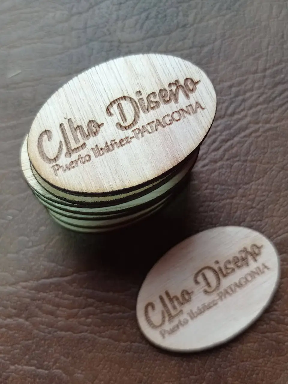 Pack 100 etiquetas 4x2 cms, madera con logo y nombre de localidad 2