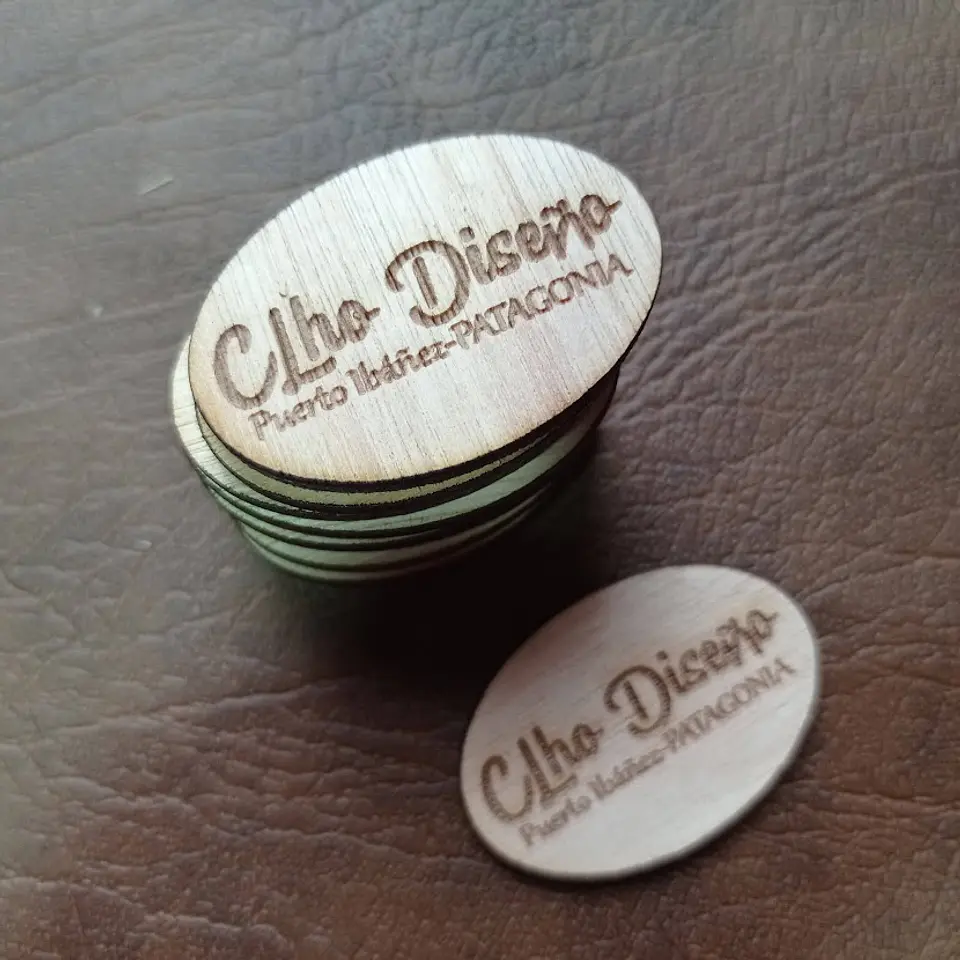 Pack 100 etiquetas 4x2 cms, madera con logo y nombre de localidad 2