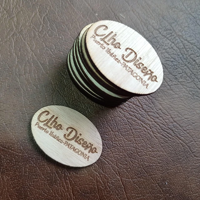 Pack 100 etiquetas 4x2 cms, madera con logo y nombre de localidad 3