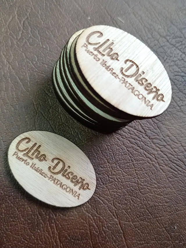 Pack 100 etiquetas 4x2 cms, madera con logo y nombre de localidad 3