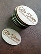 Pack 100 etiquetas 4x2 cms, madera con logo y nombre de localidad - Miniatura 3