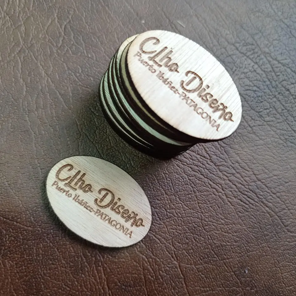 Pack 100 etiquetas 4x2 cms, madera con logo y nombre de localidad 3