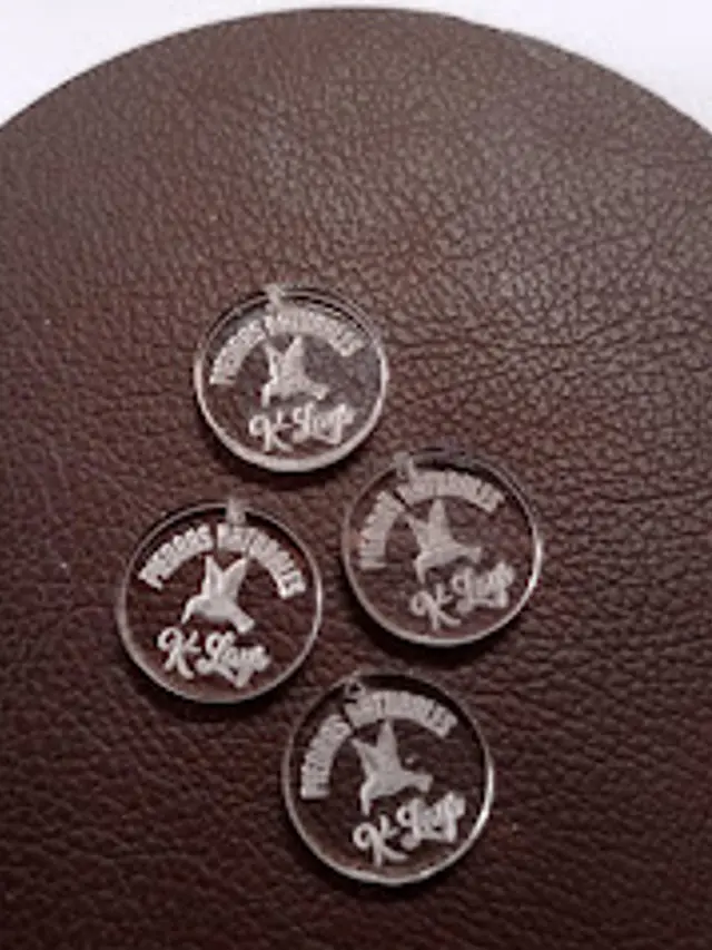 Dijes con logo personalizados 8