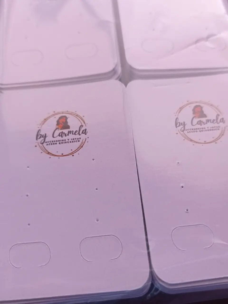 Hang tags porta aros con aleta y perforación  3