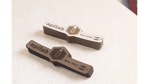 Etiquetas ecocuero de 10x3 cms personalizadas con su marca o texto