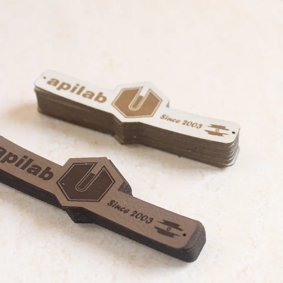 Etiquetas ecocuero de 10x3 cms personalizadas con su marca o texto 1