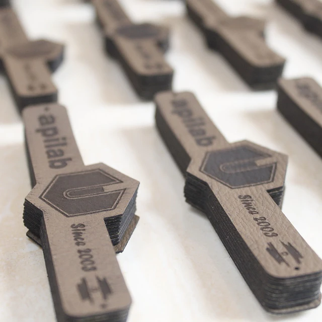 Etiquetas ecocuero de 10x3 cms personalizadas con su marca o texto 2