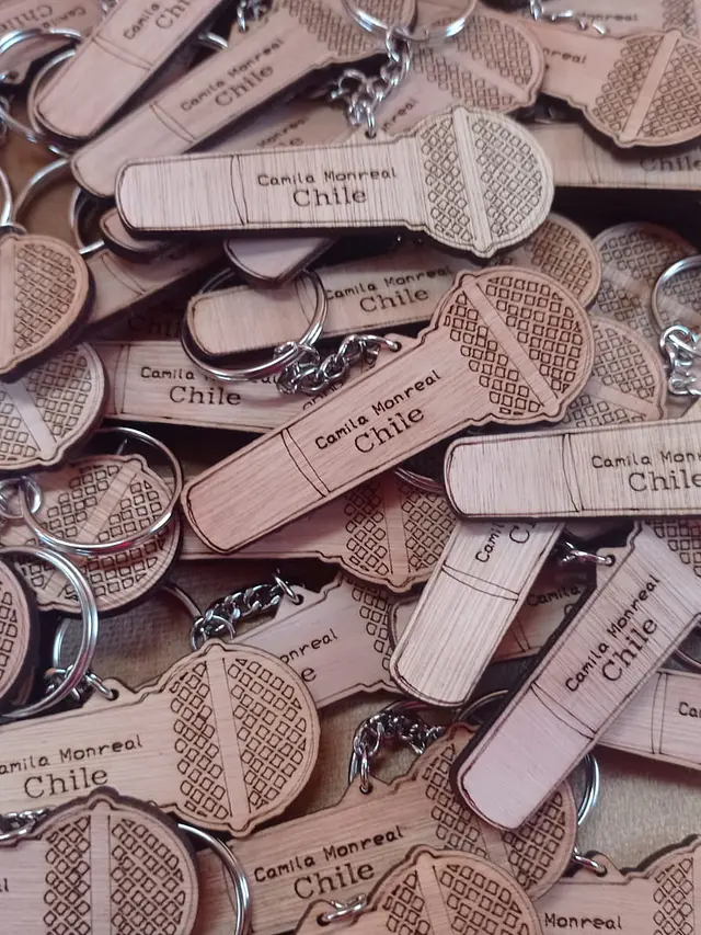 Llaveros con forma personalizada en madera 2