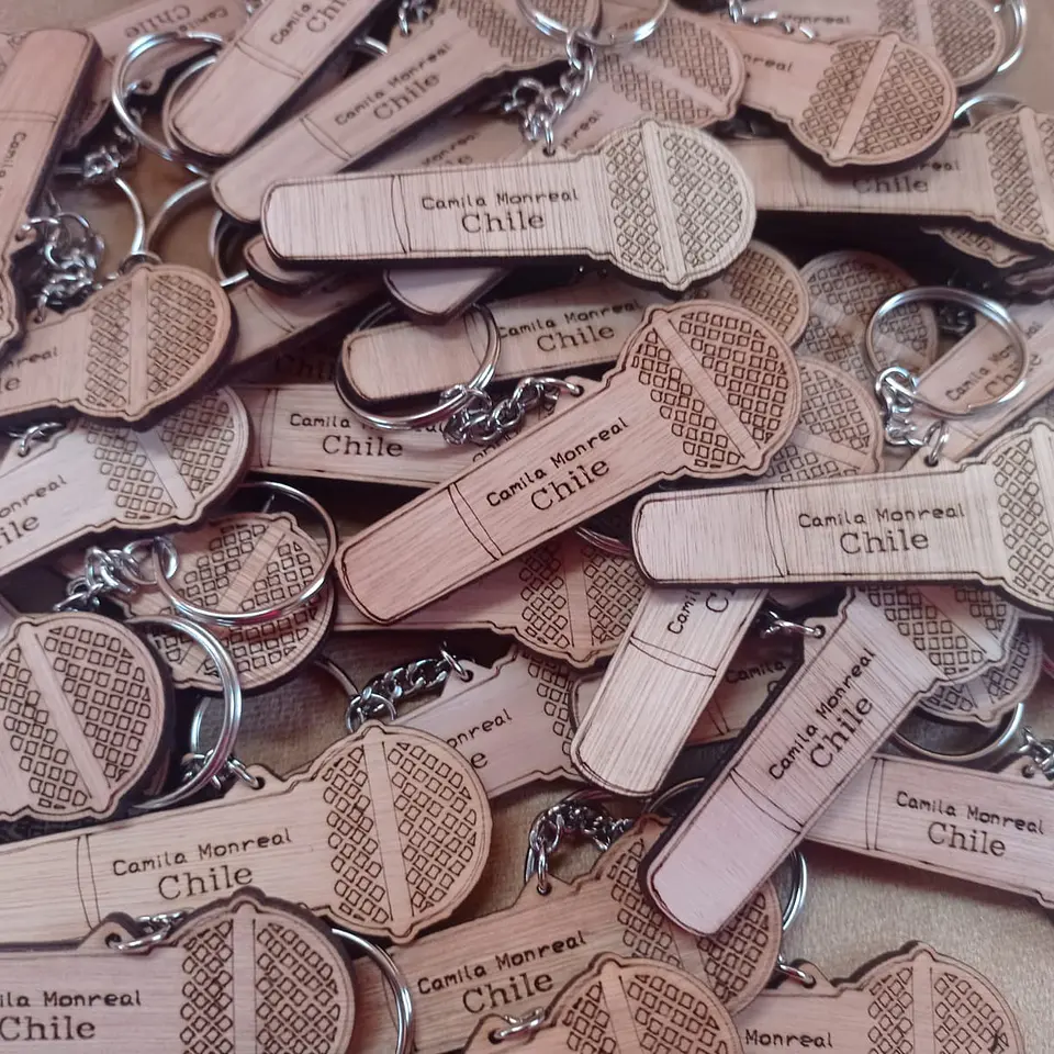 Llaveros con forma personalizada en madera 2