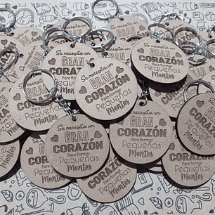 Llaveros madera corte y grabado laser personalizados