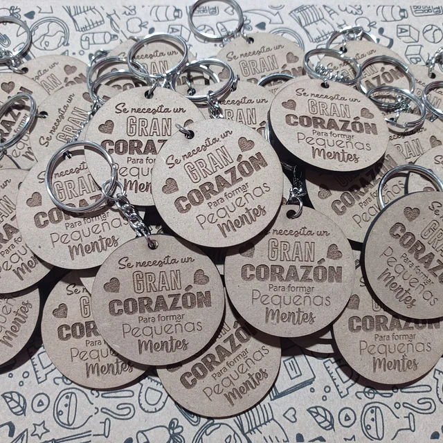 Llaveros madera corte y grabado laser personalizados 1