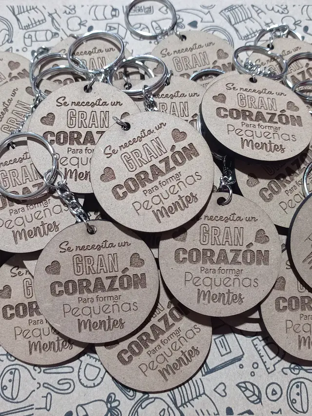 Llaveros madera corte y grabado laser personalizados 1