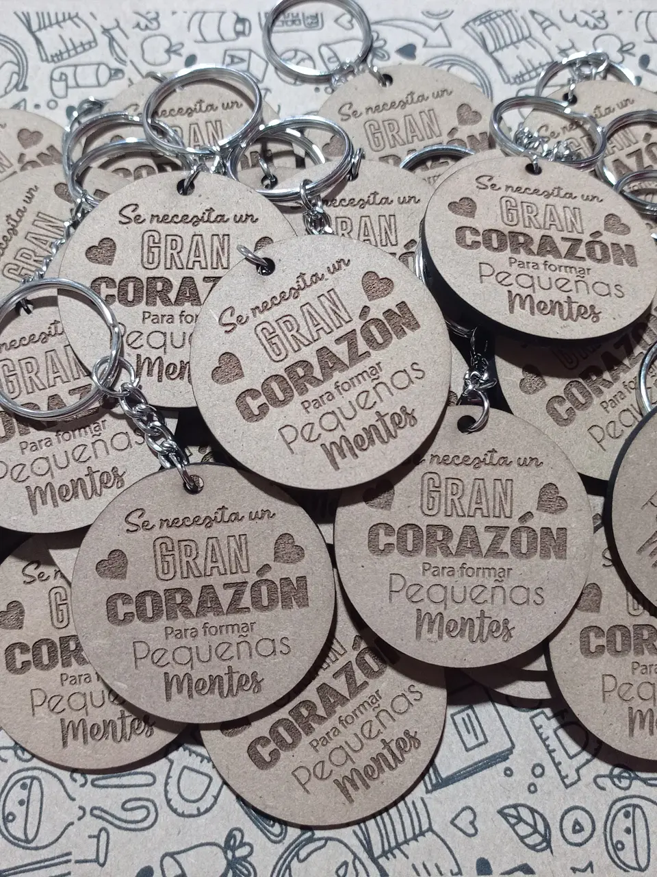 Llaveros madera corte y grabado laser personalizados 1