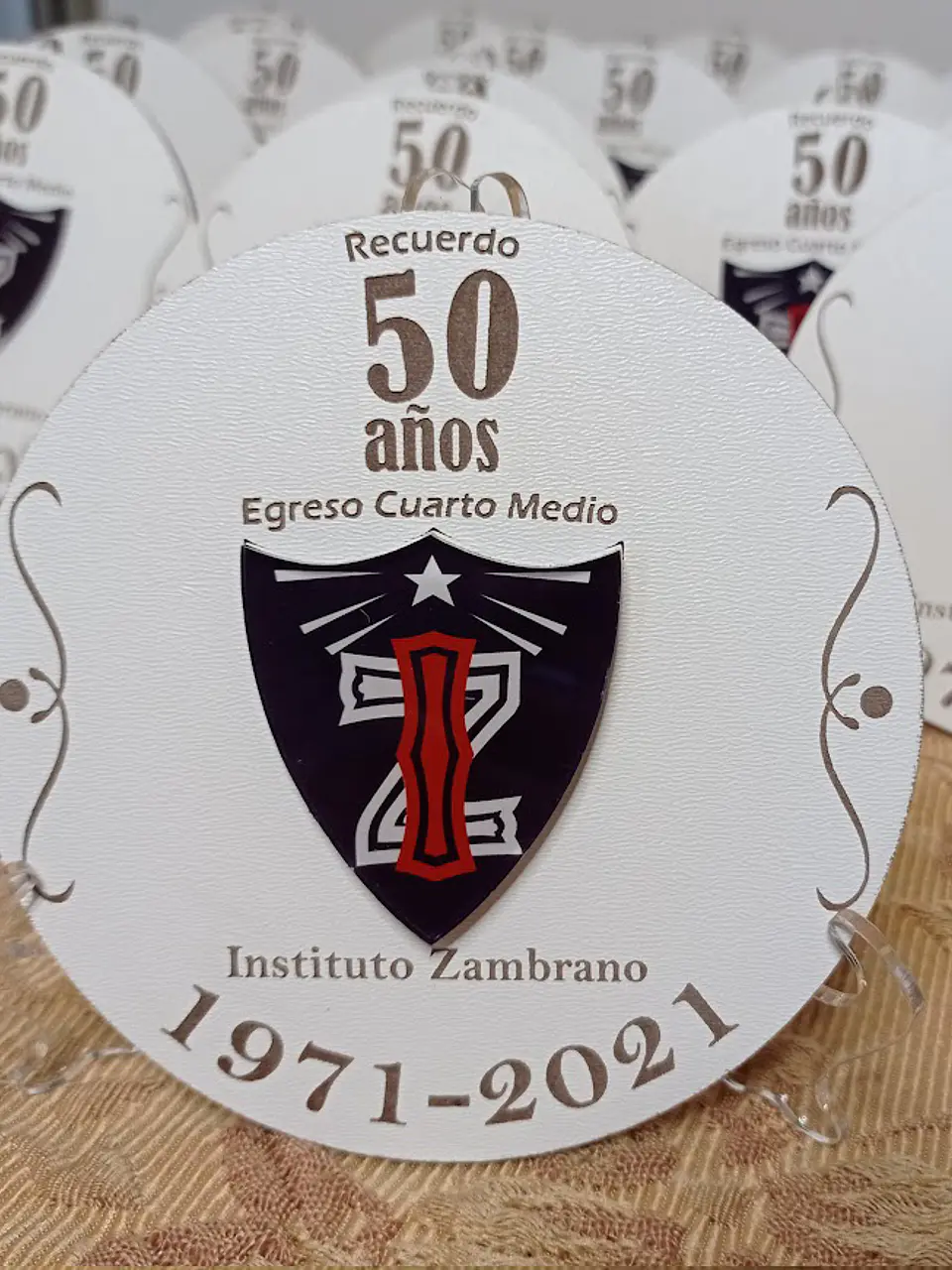 Galvano Mdf blanco grabado con pedestal 1