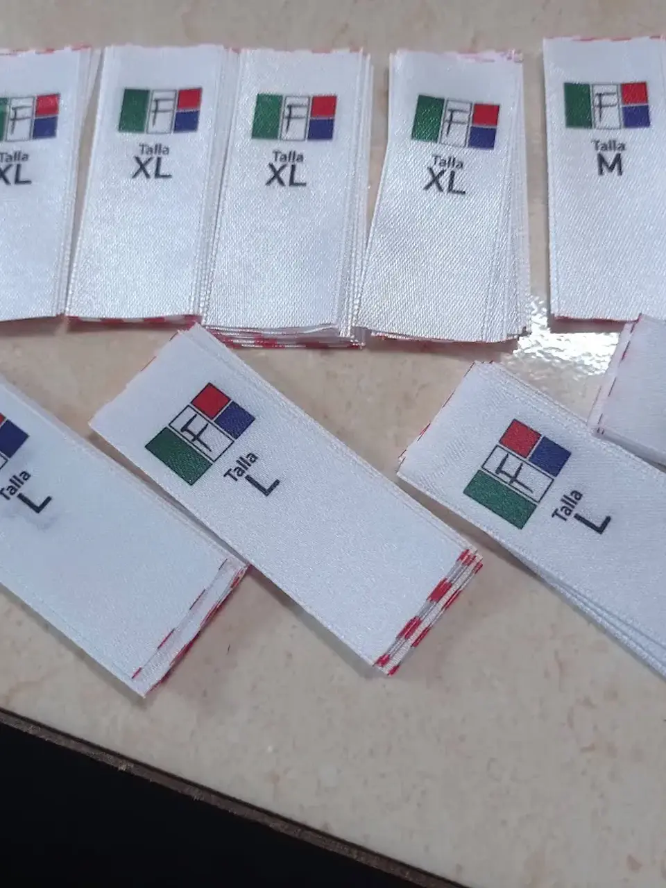 100 Etiquetas Satín 2,5x7 Cms  Personalizadas con tallas surtidas, fondo blanco 1