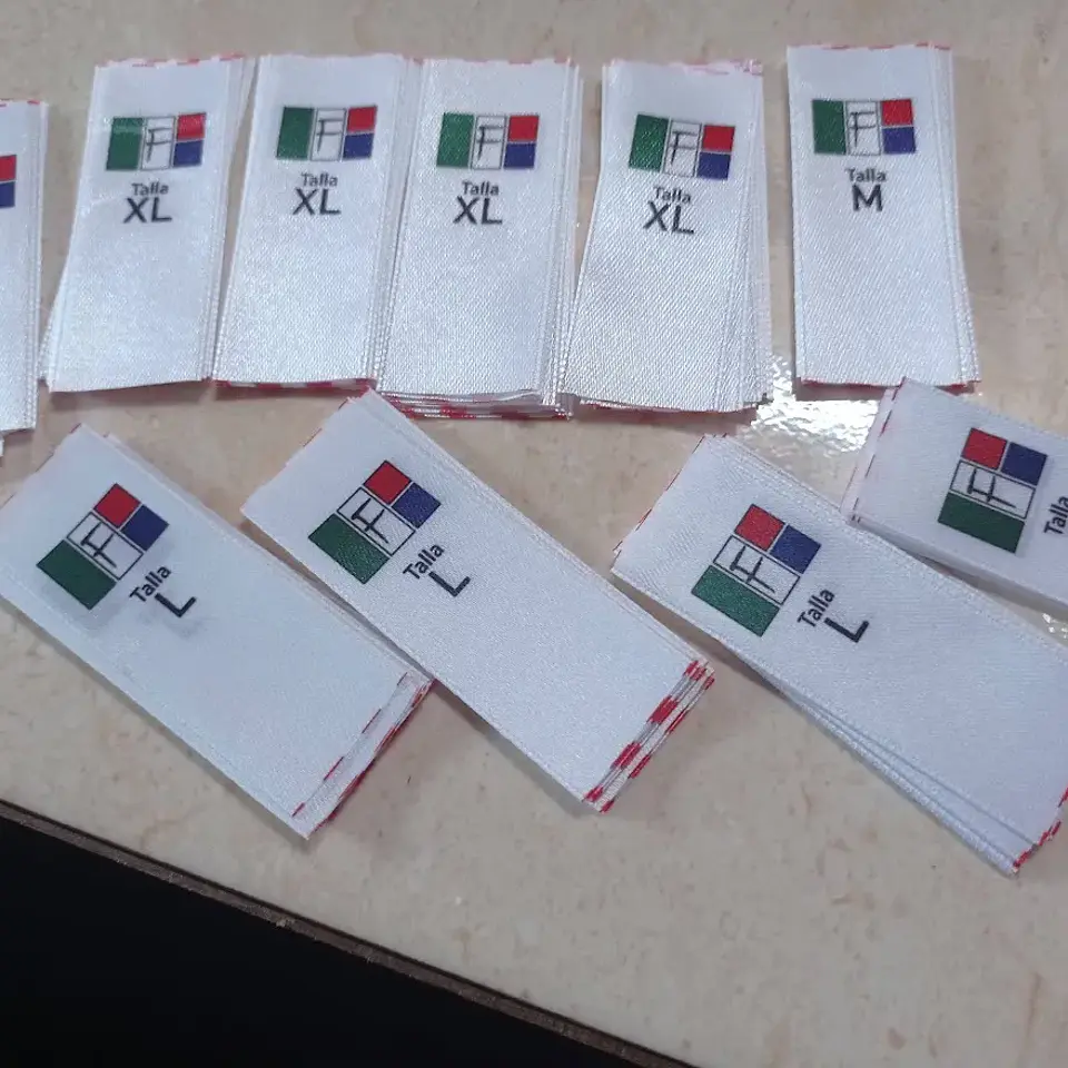 100 Etiquetas Satín 2,5x7 Cms  Personalizadas con tallas surtidas, fondo blanco 1